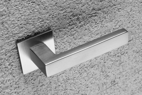 Maniglia minimalista design contemporaneo Planet Olivari inox satinato